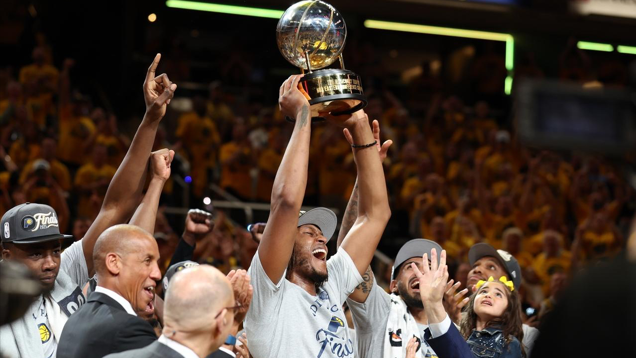 包含多伦多猛龙训练开放日，今晨豪取连胜引欢呼，NBA总决赛在即，身体对抗强度拉满的词条